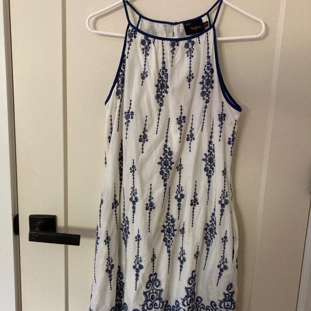 Embroidered, floral white /blue sleeveless dress